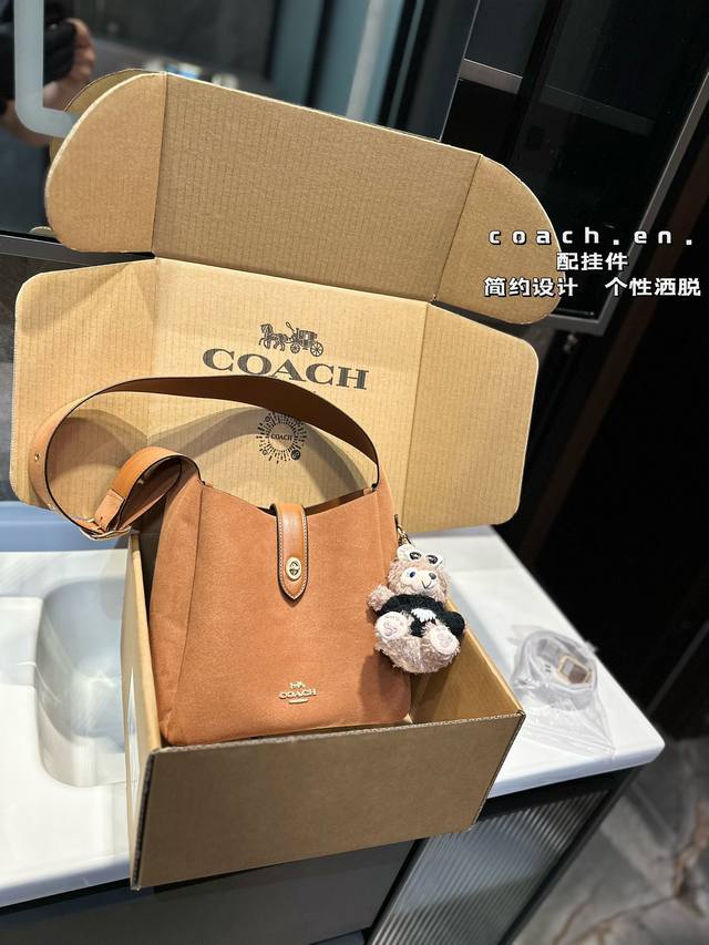 礼盒包装 蔻驰 Hadley 流浪包coach自重轻且容量大，皮质细腻柔软尺寸对小个子挺友好的！上身不会显得比例失调麂皮棕色跟秋冬就很绝配，管它好不好打理呢漂亮