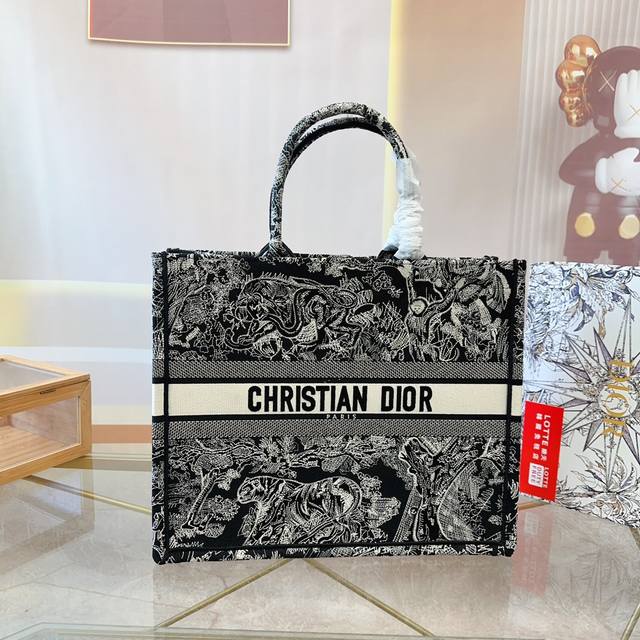 折叠礼盒包装 Size: 25Cm 35Cm 42Cm 迪奥 托特包 Dior Book Tote 今年最喜欢的一款购物袋 Tote我用的次数最多的包，因为容量