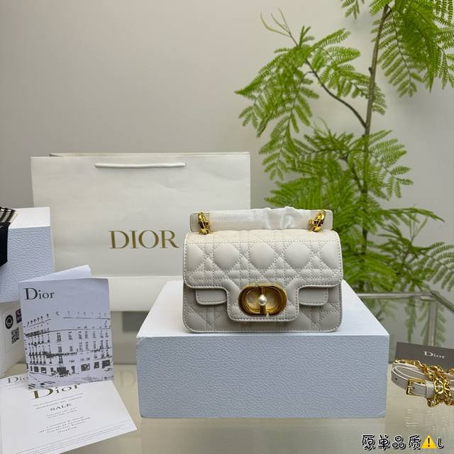 全套包装 Dior新包款 4種背法，背上它大家都要夸 Dior新包系列 Dior Jolie Top Handle Jisoo同款預售，3月14正式上市 黑色c