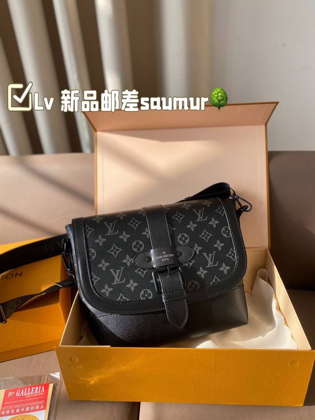 Lv 新品邮差saumur 男包分享 Louisvuitton 单肩包 全新邮差包致敬路易威登于1986年推出的标志性马术风saumur手袋 以monogram