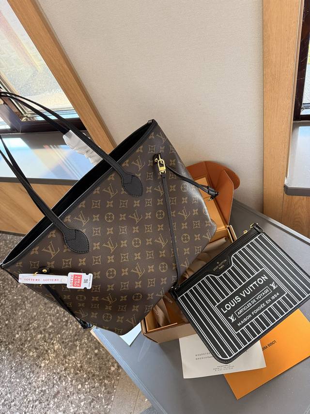 Lv 新款 Nf 原单 Neverfull 购物袋！入门级的款式哦！绝对的终身款！此物经典不言而喻！街拍和实用都是非常nb的选择！大家拿到后可以感受下，皮质颗粒