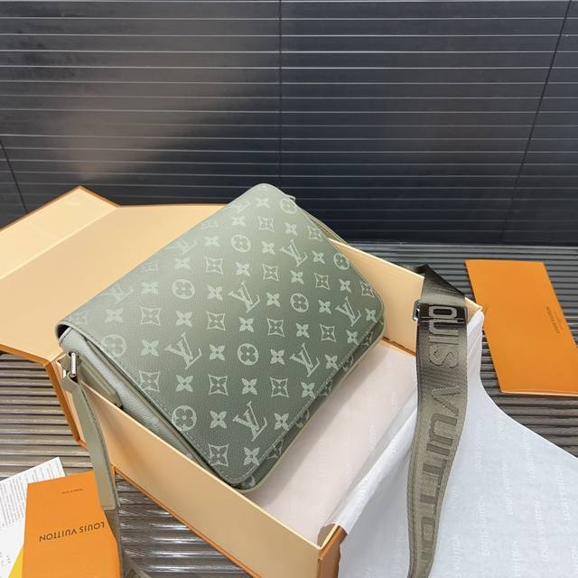 Louisvuitton 路易威登 渐变色 District Pm翻盖邮差包男士斜挎包 采用精湛镶嵌细工，实物拍摄 原厂原版面料 配送防尘袋 25 X 20 C