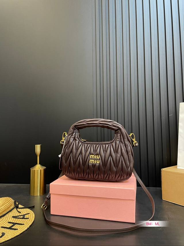 配盒 Miumiu 新品wander Hobo 腋下包 ，采用进口小羊皮纹面料，华丽matelasse 工艺重释软羊革托特包活力而百搭的都市风廓形，赋予包身纹理