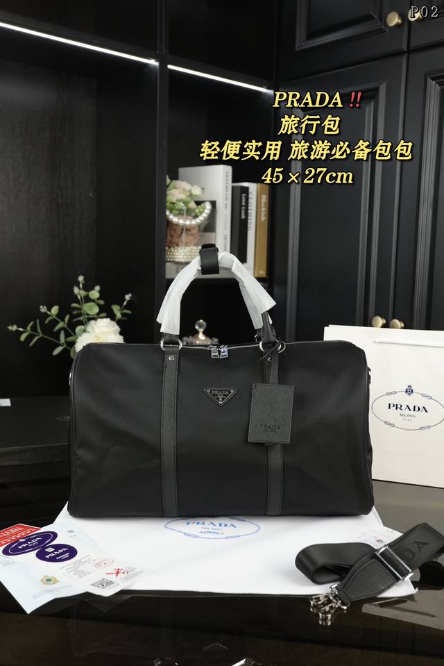 配盒 Prada普拉达 Re-Nylon 手提单肩斜挎旅行包 这款经典旅行包充满现代感的设 计，永久不过时的经典款，包身饰有标志性的三角形金 属徽标。轻便又实用