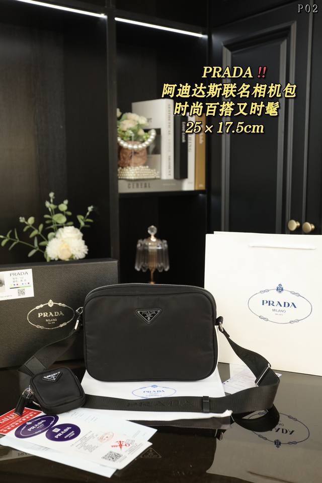 配盒 Prada普拉达 X Adidas 联名款 三合一相机包单肩斜挎包 我觉得女生背超帅 男生背也很好看和我之前的三合一女包也很配三条杠是prada经典包的牛