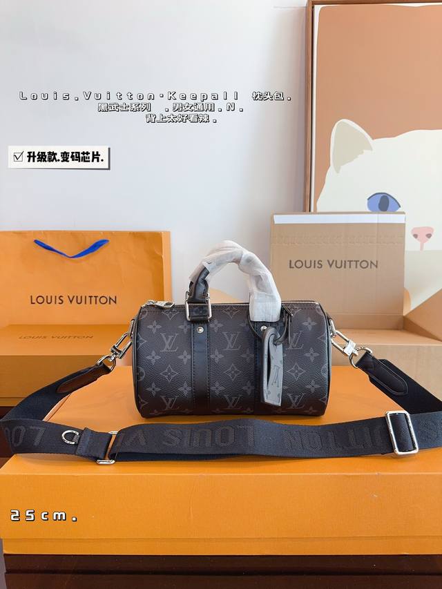 配礼盒. Lv X Nigo Keepall 25.枕头包 手袋是一款理想的都市手袋。 标志性的造型与经典的 Monogram 帆布，加之多种携带方式和奢华的天