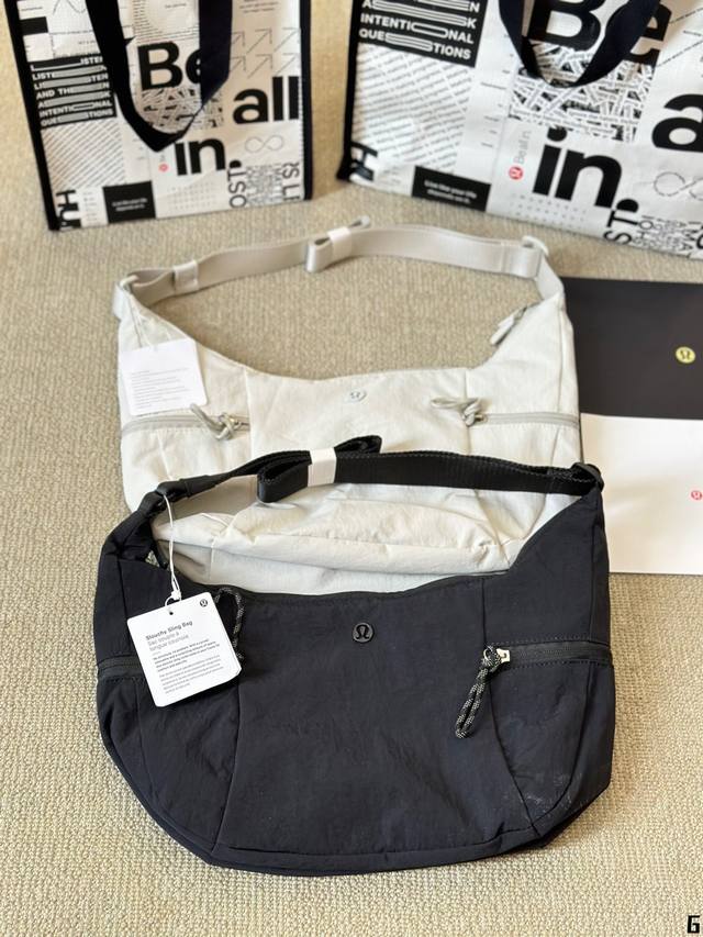 小号 Lululemon Slouchy 斜挎包 Lululemon Slouchy 斜挎包 大号尺寸：45*12.5*39Cm 小号尺寸：26*12.5*37