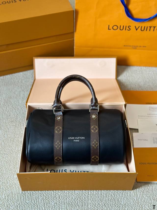 男帅女飒！！Lv Keepall25 路易威登 Keepall 25 灰l时髦与酷酷并存 City的行李牌整个包包有不单调 尼龙宽肩带 上身也不勒肩膀 尺寸 2