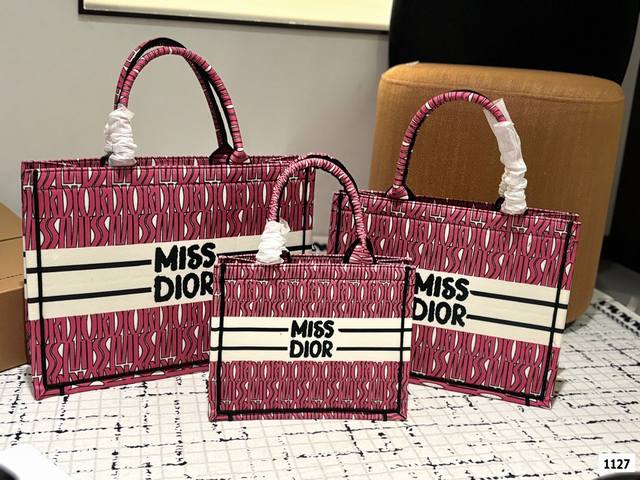 配礼盒 Dior 迪奥购物袋 本年度重量级专柜经典爆款 将帅气和优雅两种不同的风格碰撞在一起，融合了新一代女性的时髦与个性 展现女性力量 包包全身刺绣设计 里外