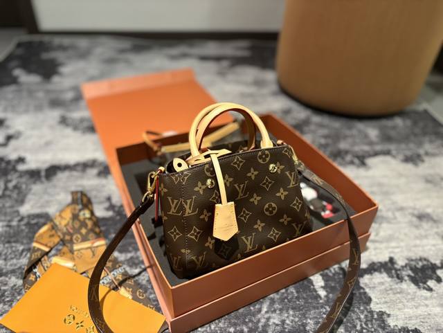 复刻版 Lv蒙田bb 密封专柜折叠盒包装 +飞机盒 Louisvuitton 专柜同步 引领时尚潮流 细致纹理清晰 原版五金件用不掉色 原版pvc配头层牛皮细致