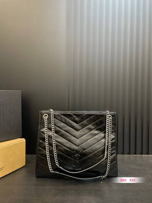 Tote通勤包ysl Niki 这只ysl Niki Shopping Bag有中号 完美的可以装下包口有吸铁石封口，地铁_上也相对安全。我觉得对大部分女生来说