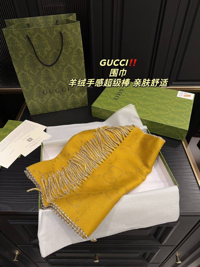 配盒 酷奇 Gucci 围巾 真的相当的百搭，上身气质 Upup 上身效果气场非常强大！ 这款围巾的效果很特别，手感柔软成色有质感，面料厚实保暖，版型更是非常有