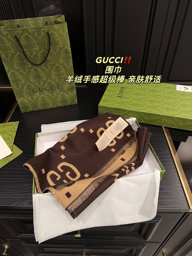 配盒 酷奇 Gucci 围巾 真的相当的百搭，上身气质 Upup 上身效果气场非常强大！ 这款围巾的效果很特别，手感柔软成色有质感，面料厚实保暖，版型更是非常有