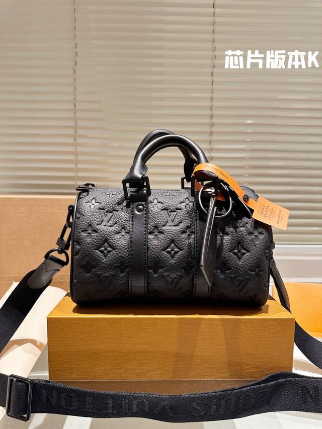 配折叠盒 尺寸：25*15Cm Lv Keepall 新品枕头包 黑色牛皮 简直长在我的心头。 男女同款！！！！ 男盆友的新包