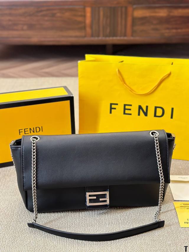 牛皮版本 Fendi Vintage法棍包 2024年米兰时装周街拍中，潮人们背的最多的包包大概就是fendi芬迪的这款腋下包了 经典布料 有种慵慵懒懒的街头风