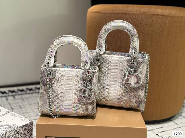 折叠礼盒 Dior 高级限定 蟒蛇纹稀有皮 珠光渐变 钻扣3格4格戴妃包 高端品质 可随意对比专柜细节 独家出货 高版本第一批 实拍图一组 我们的版本看实拍 G