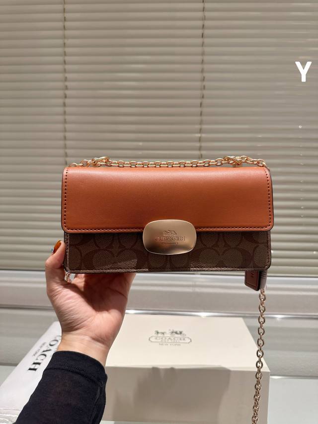 复刻版 牛皮 Coach 新品 Eliza 系列 Coach十二月新品来咯 全新系列eliza 系列链条包 员8 适合日常出行和旅游出行使用 方便的链条可以斜挎