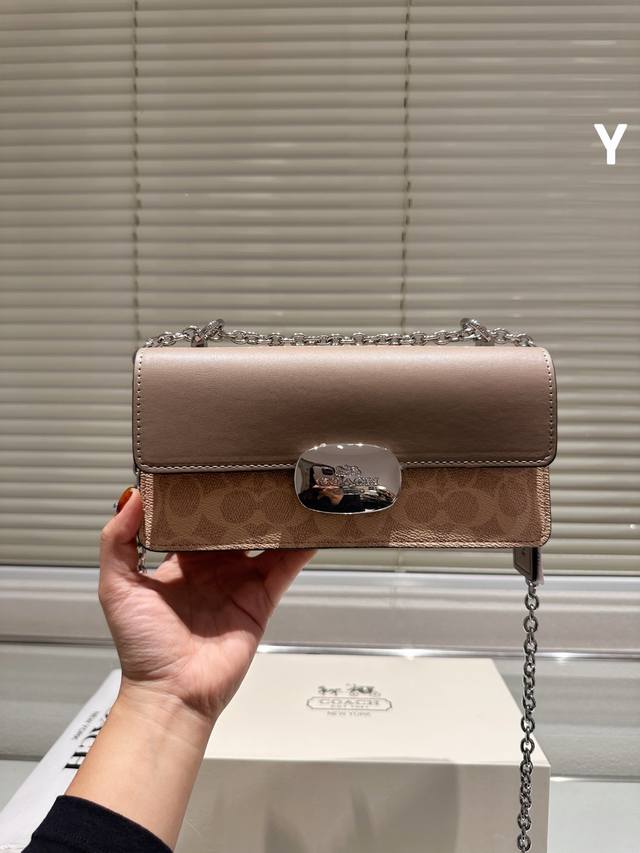 复刻版 牛皮 Coach 新品 Eliza 系列 Coach十二月新品来咯 全新系列eliza 系列链条包 员8 适合日常出行和旅游出行使用 方便的链条可以斜挎