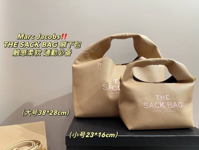 大号 尺寸38.28 小号 尺寸23.16 Marc Jacobs 这款 The Sack Bag 腋下包 采用是荔枝纹牛皮 不容易出现划痕 触感柔软 定型效果