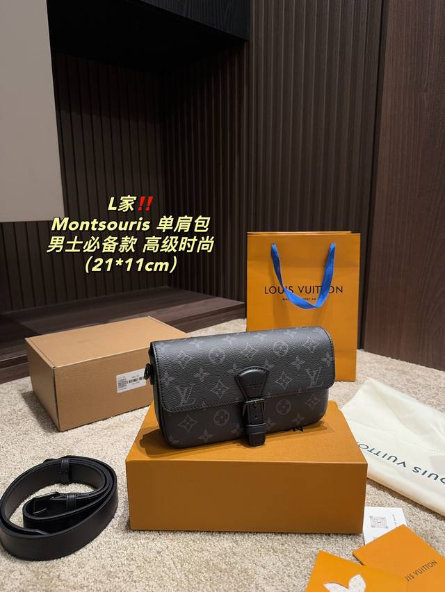 纯皮 配折叠盒尺寸21.11 Lv Montsouri斜挎邮差包 方长方长的包型有点法棍的味道后 整体all-Black 设计真的太酷啦 Coo 宽皮肩带也很低