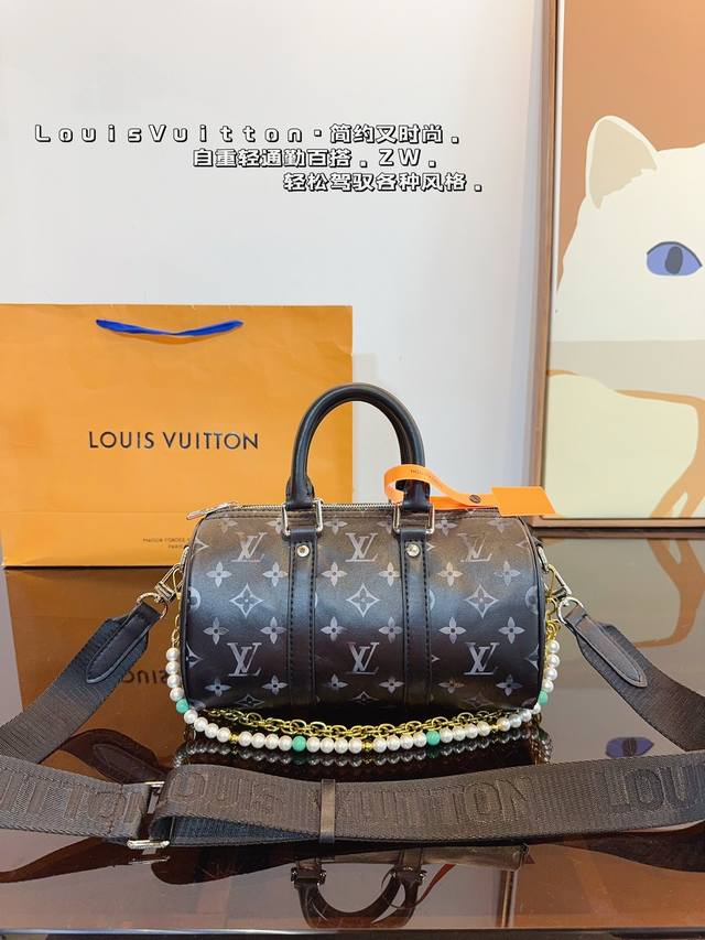 Lv X Nigo Keepall 珍珠链条25.枕头包 手袋是一款理想的都市手袋。 标志性的造型与经典的 Monogram 帆布，加之多种携带方式和奢华的天然