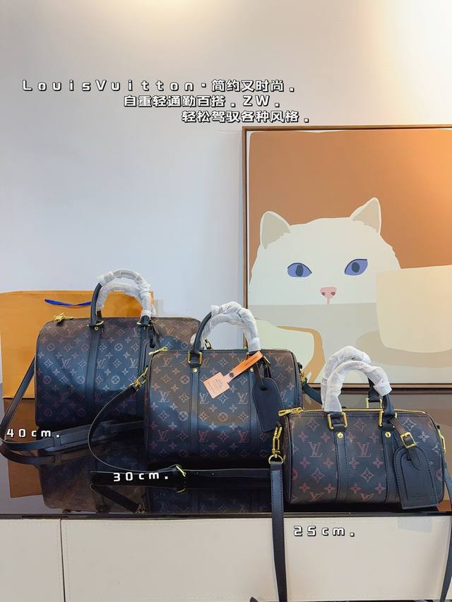 Lv X Nigo Keepall 35.枕头包 手袋是一款理想的都市手袋。 标志性的造型与经典的 Monogram 帆布，加之多种携带方式和奢华的天然牛皮饰边