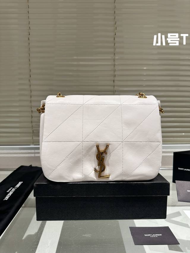 配盒 Size：27*20Cm Ysl Jamie 购物袋 高级感满满 整体造型是很puffv的感觉 可以斜挎，腋下， 以及双肩流浪包背法 真的特别实用 还是r