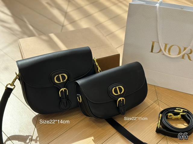 折叠盒 D家 早秋发布了全新bobby Bag。让我们来看看全新的bobby手袋有什么与众不同的看点。Bobby属于30 Montaigne系列，虽然带有一丝蒙