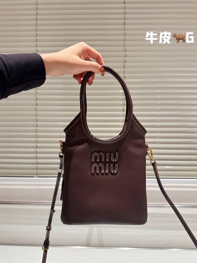 头层牛皮 Miumiu限定款mini 托特包 简单又好看 Miumiu而且超级实用， #Miumiu新款包包 尺寸19.19