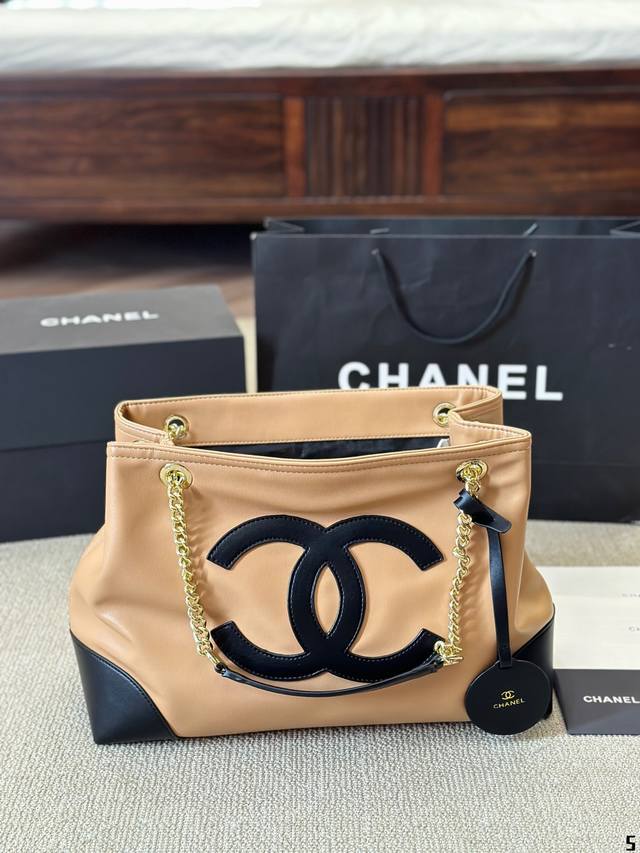 Chanel 托特包 慵懒随性又好背 上身满满的惊喜 高级慵懒又随性 彻底心动的一只 Size：38 25Cm