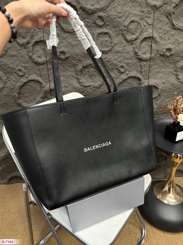 Balenciaga 巴黎世家新款托特包 简约外形设计，皮质手感超好～包身自重轻，容量超大v 很适合平时通勤出门，实用百搭！ 尺寸36.28Cm