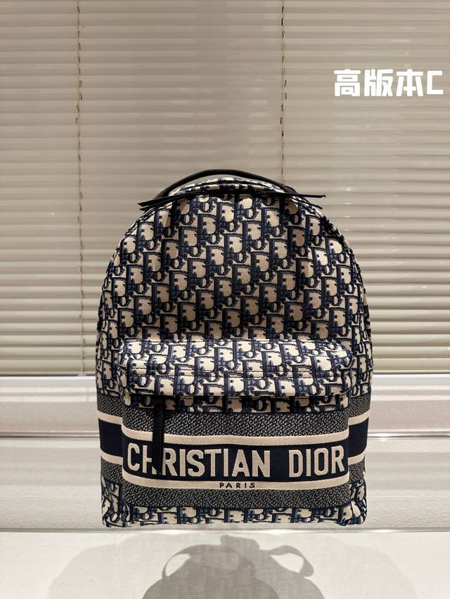 五一小长假旅行 Size：32*30Cm Dior 老花款双肩包 一款背起来超舒服的它 可可爱爱！ 黑色和海军蓝oblique图案绣线 有质感！ 搜索 Dior