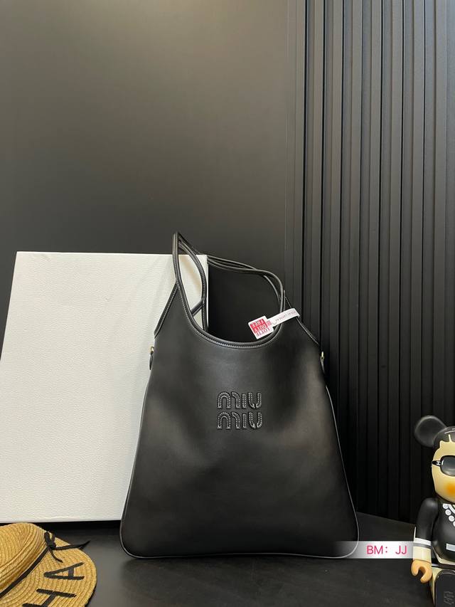 Miumiu 伊势丹限定 托特包 Miumiu伊势丹限定款tote 也太好看了 Miumiu 这款tote 可能是它家出过的包里我最喜欢的一款 尺寸 ：35*3