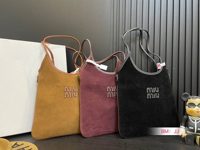 Miumiu 伊势丹限定 托特包 Miumiu伊势丹限定款tote 也太好看了 Miumiu 这款tote 可能是它家出过的包里我最喜欢的一款 尺寸 ：35*3