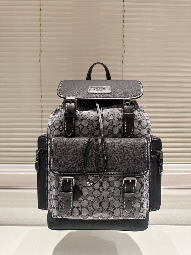 牛皮版本 Coach 印花双肩包 Sprint Backpack 多功能槽能放置小物品 翻盖搭扣与抽绳结合 正面能放置最大号的手机 可容纳市面上最大的笔记本电脑