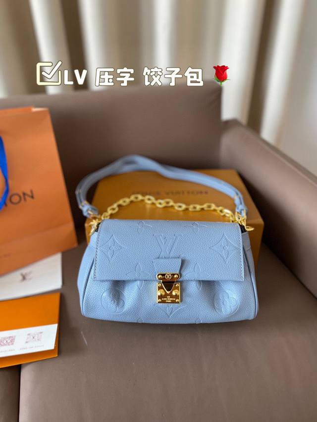 Lv 压字 饺子包 Lv 新款系列 枕头包 手袋 全网首发 Lv Speedy Nano 枕头包这款retiro 手袋以标志性 经典永恒。优雅低调的外形设计和宽