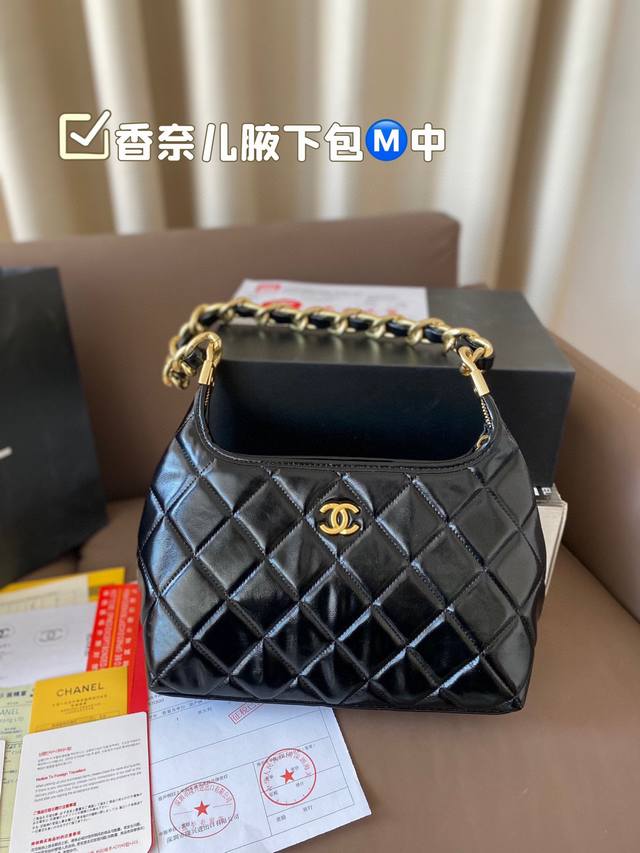 中号 香奈儿腋下包 谁能拒绝一个能装又好看的hobo啊！ 链条也很特别 虽然链条是看起来是很沉的粗链条~ 但整个包身上身没什么重量 属于随手一背就出门的包！ 而