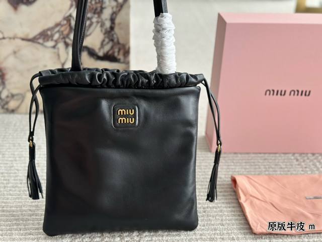 原版皮 配盒 Size：27 31Cm Miumiu新款托特tote 今年的风刮的太猛了 老多爆款了！ 这款的版型也太好看了吧~ 黑色，棕色