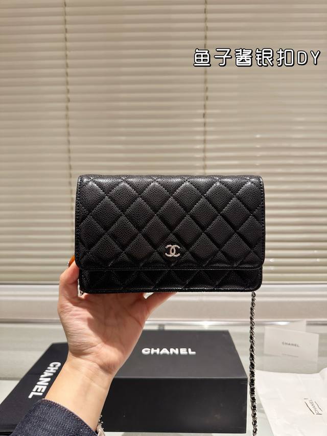 鱼子酱银扣 Chanel 香奈儿发财 鱼子酱面料 一款随身小 包推荐给大家！香奈儿woc新款发财包 可斜挎单肩 链条可收入包内作为手包使用 上身后超显大气， 别