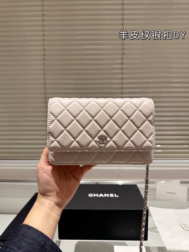 羊皮纹银扣 Chanel 香奈儿发财 羊皮纹面料 一款随身小 包推荐给大家！香奈儿woc新款发财包 可斜挎单肩 链条可收入包内作为手包使用 上身后超显大气， 别