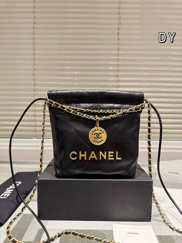 本季最期待的款之一 Chanel24A手工坊j每年的手工坊系列可以说是香家最精致的一季最能体现香奈儿独特工艺的一季垃圾袋 在这只22Bag看到了 看似繁琐但又觉