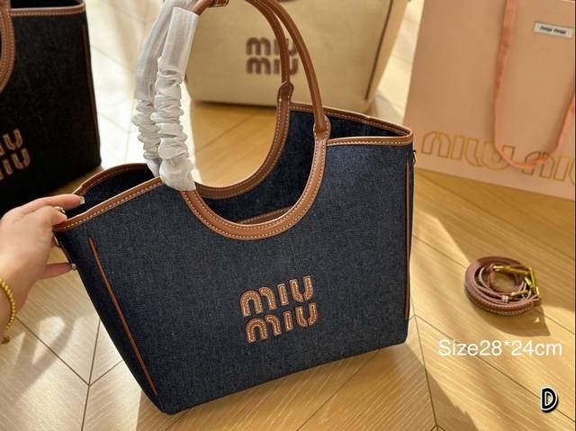 Miumiu24新款限定款杀疯了 Miumiu日本限定款杀疯了 牛仔托特超火的 怎么可以这么洋气还不撞款 水桶腋下包也是特别百搭 Miumiu真的太火了 28*