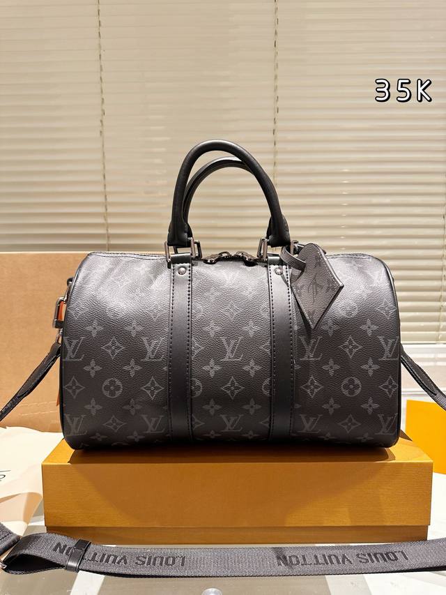 顶级原单 纯牛皮 男帅女飒！！Lv Keepall35 真的泰裤辣 路易威登 Keepall 35 黑色老花有辨识度又低调 City的行李牌整个包包有不单调 尼