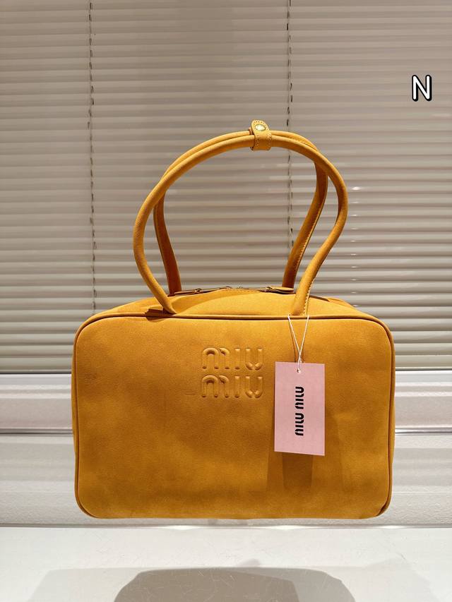 Miumiu限定款出勤包 简单又好看 Miumiu出勤包不但颜值高，而且超级实用，笔记本电脑 还有资料放进去是完全够用的，是一款真的很实用的一款包包。 #Miu