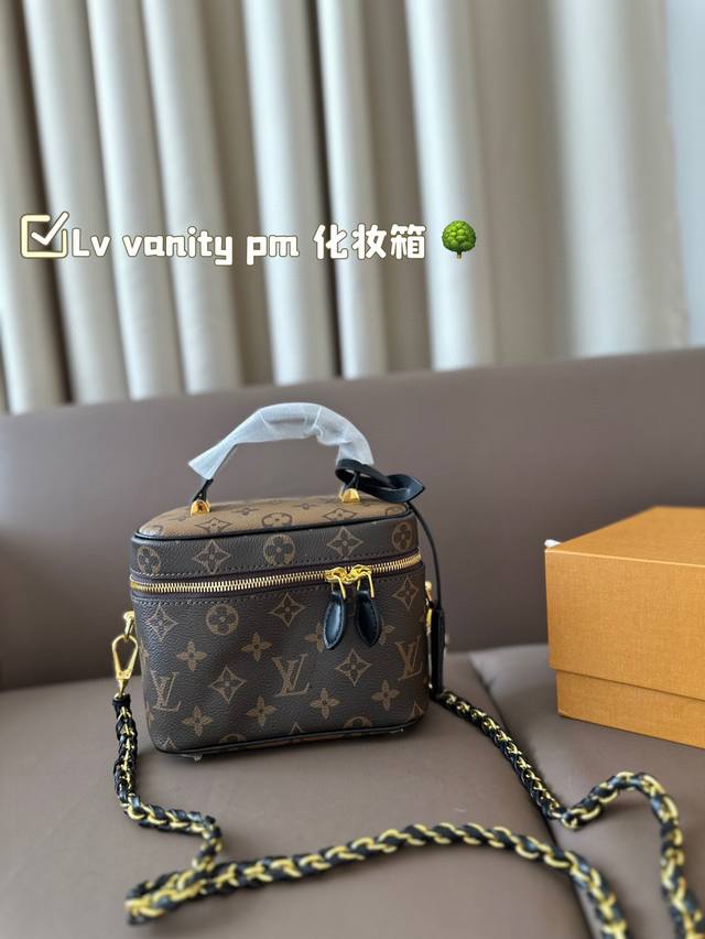 Lv Vanity Pm 化妆箱 软盒子 太鸡肋 近几年lv的脑洞真的是越开越大，设计独特而经典 小巧的独特造型，搭配各种复古的颜色和装饰，绝对是这几年lv最出