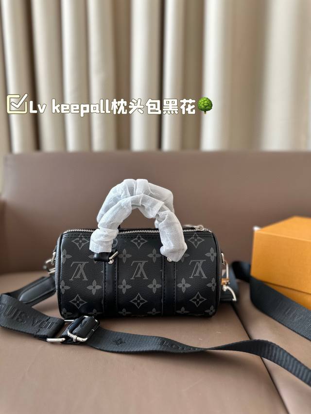 Lv Keepall枕头包黑花 舒适与精致并存 简洁大方 却又不失小心机 轻松朾造优雅通勤穿搭 尺寸22*12