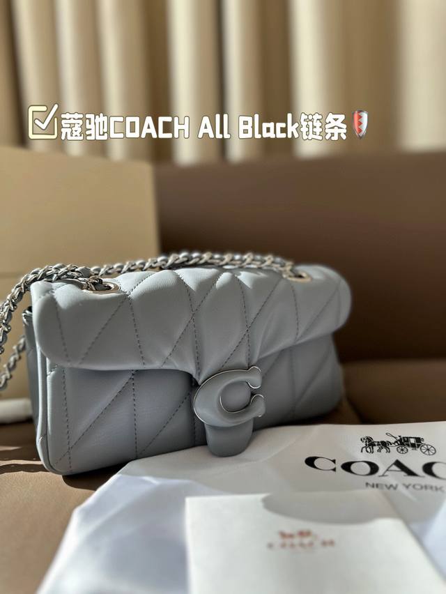 Coach All Black链条 。Otabby 系列新款 Coach 链条 ”。包包天花板来啦~ 暗黑系高级感拉满的全黑金属扣、金属链条 ” 甜酷女孩一定不