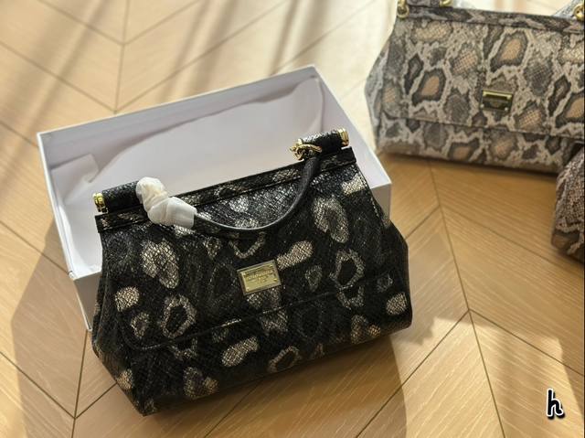 配盒 Bags Napoli 手袋灵感日记夏日优雅纷呈，＃Dolcegabbana 多样手袋丰富你的百变造型在dg包袋家族中，创意总监stefano和domen