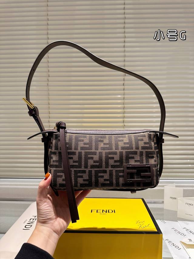 配盒 Size：23*13Cm Fendi 芬迪 新款腋下包！ 早秋必备单品 又出王炸