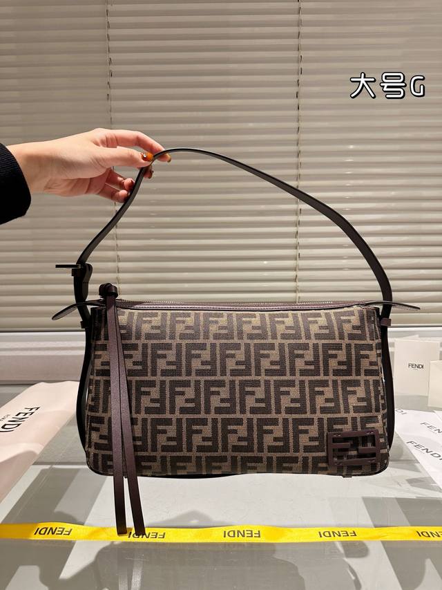 配盒 Size：33*20Cm Fendi 芬迪 新款腋下包！ 早秋必备单品 又出王炸